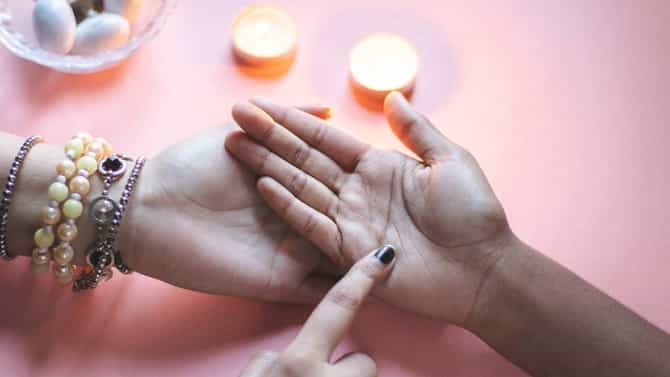 Palmistry: हातांच्या बोटांमध्ये असेल फट तर टिकत नाही पैसा; हस्तरेखा शास्त्रात दिली आहे विस्तृत माहिती
