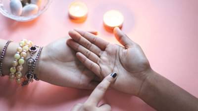 Palmistry: हातांच्या बोटांमध्ये असेल फट तर टिकत नाही पैसा; हस्तरेखा शास्त्रात दिली आहे विस्तृत माहिती