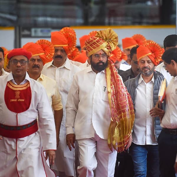 आज विधानसभा अध्यक्ष पदाच्या निवडणुकीत आपले मत नोंदवण्यासाठी सेनेच्या बंडखोर आमदारांनी भगव्या रंगाचे फेटे बांधत जोरदार इंट्री केली .