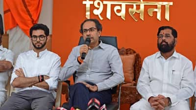Aditya thackeray : आमच्याशी डोळे भिडवायची हिंमत नाही, मतदारसंघात असं करू नका, आदित्य ठाकरेंचा बंडखोर गटाला सल्ला