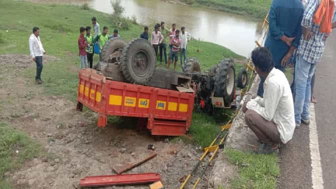 Akola : अकोला जिल्हातल्या बार्शीटाकळी तालुक्यात ट्रॅक्टर ट्राॅलीसह पुलावरुन नदीत कोसळले, चार जण जखमी!