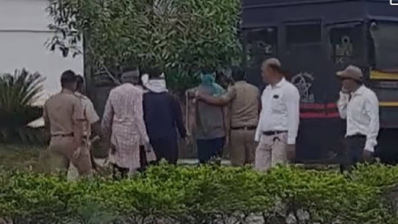 Umesh Kolhe Murder Case : एनजीओ चालविणारा मास्टरमाईंड, पोस्ट फारवर्ड करणारा डॉक्टर आणि हत्या करणारे पाच मजूर Umesh Kolhe Murder Case : एनजीओ चालविणारा मास्टरमाईंड, पोस्ट फारवर्ड करणारा डॉक्टर आणि हत्या करणारे पाच मजूर