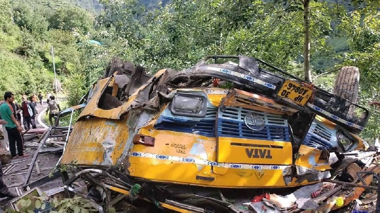 Accident | हिमाचल प्रदेशात खासगी बस दरीत कोसळली, शाळकरी मुलांसह 16 जणांचा मृत्यू