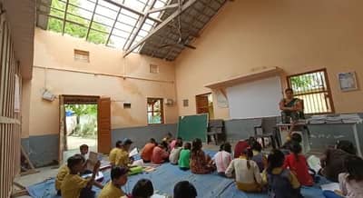 Akola : वादळी वाऱ्याने शाळेचे छत उडाले, बकाल शाळेत विद्यार्थ्यांचे वर्ग; प्रशासनाचे दुर्लक्ष