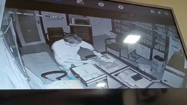 Bhandara Crime | कुणाला कल्पना होती.. दुकानासमोर झोपलेला भिकारीच चोर? भंडाऱ्यात पोलखोल, तब्बल 28 दुकानं उचकटली!