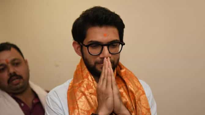Aditya Thackeray : आदित्य ठाकरे यांच्यावर एकनाथ शिंदे गट मेहेरबान! आदित्य सोडून इतर 14 आमदारांना निलंबनाची नोटीस