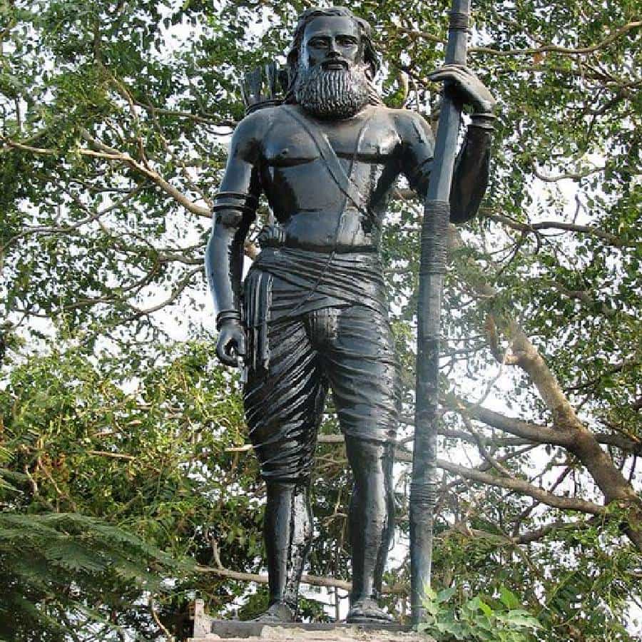 महान क्रांतिकारक अल्लुरी सीताराम राजू यांचा जन्म 4 जुलै 1897 रोजी विशाखापट्टणम जिल्ह्यातील पांडरिक गावात झाला. अल्लुरीच्या आईचे नाव सूर्यनारायणम्मा आणि वडिलांचे नाव वेक्ट्रम राजू होते. सीताराम राजू यांचे वडील लहानपणीच वारले. त्याचे पालनपोषण त्याच्या काकांनी केले. नंतर तो टुनी येथे राहायला आला.
