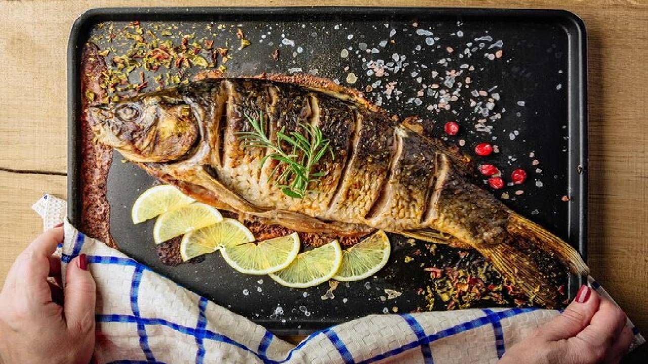 जास्त मासे खाणाऱ्यांना होऊ शकतो ‘स्कीन कॅन्सर’;जाणून घ्या, कोणते मासे असतात अधिक घातक.. किती प्रमाणात खावे मासे