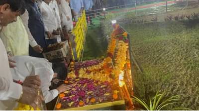 CM Eknath Shinde : बाळासाहेबांच्या आशीर्वादानेच आमचं सरकार; एकनाथ शिंदे बाळासाहेबांच्या स्मृतीस्थळावर नतमस्तक, चैत्यभूमीवर महामानवाला अभिवादन