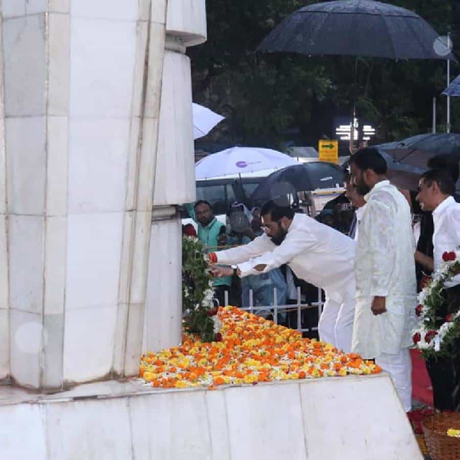 मुख्यमंत्री एकनाथ शिंदे यांच्या नेतृत्वातील शिंदे-भाजप सरकारनं आज विश्वास दर्शक ठराव जिंकला. 164 विरुद्ध 99 अशा मोठ्या फरकाने शिंदे यांना हा विश्वासदर्शक ठराव जिंकला. विधानसभेचं विशेष अधिवेशन आज संपल्यानंतर एकनाथ शिंदे यांनी हुतात्मा स्मारक, बाळासाहेब ठाकरे यांचं स्मृतीस्थळ आणि आनंद दिघे यांच्या समाधीचं दर्शन घेतलं.