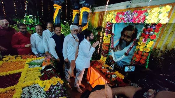 CM Eknath Shinde : एक बार जो मैंने कमिटमेंट करदी, तो मैं अपने आप की नहीं सुनता, ठाण्यात एकनाथ शिंदेंची डायलॉगबाजी! धर्मवीर आनंद दिघेंना वंदन