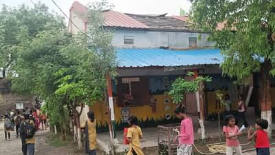 Akola school : अकोल्यातील शाळेत वादळात छत उडालं, सहा महिने झाले तरी दुरुस्ती नाही, जीव धोक्यात घालून विद्यार्थ्यांना शिक्षणाचे धडे!
