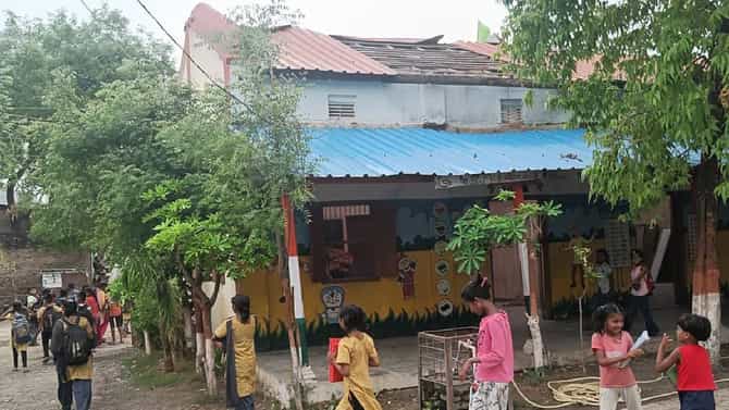 Akola school : अकोल्यातील शाळेत वादळात छत उडालं, सहा महिने झाले तरी दुरुस्ती नाही, जीव धोक्यात घालून विद्यार्थ्यांना शिक्षणाचे धडे!