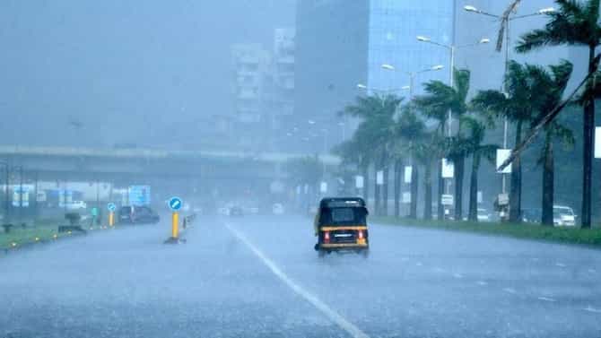 Mumabi Rain: मुसळधार पावसाने जनजीवन विस्कळीत; अनेक परिसरातील दुकानांमधून शिरले पाणी; वाहतूक व्यवस्था कोलमडली