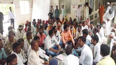 Malegao | मालेगावी तहसील कार्यालयात प्रहारचा रेशन कार्डसाठी ठिय्या, प्रशासनाविरोधात जोरदार घोषणाबाजी!