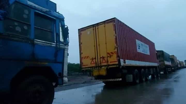 Ratnagiri Rain Video : 20 तासानंतरही परशुराम घाट बंद! अवजड वाहनांच्या मुंबई-गोवा हायवेवर लांबच लांब रांगा Ratnagiri Rain Video : 20 तासानंतरही परशुराम घाट बंद! अवजड वाहनांच्या मुंबई-गोवा हायवेवर लांबच लांब रांगा