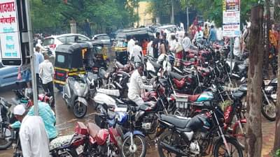 Malegaon : दुचाकी पार्किंगमुळे मालेगावातील रस्ते हायजॅक, वाहतूककोंडीमुळे नागरिक त्रस्त!