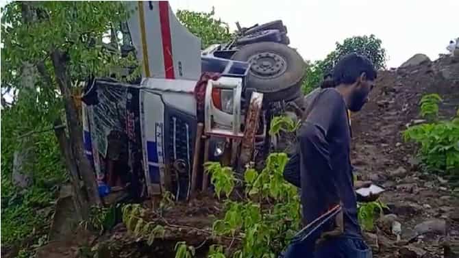 Nandurbar | प्रशासनाला कधी येणार जाग...? चरणमाळ घाटात आठ दिवसात तीन अपघात, कांद्याने भरलेला ट्रक पलटी, दोन जण जखमी