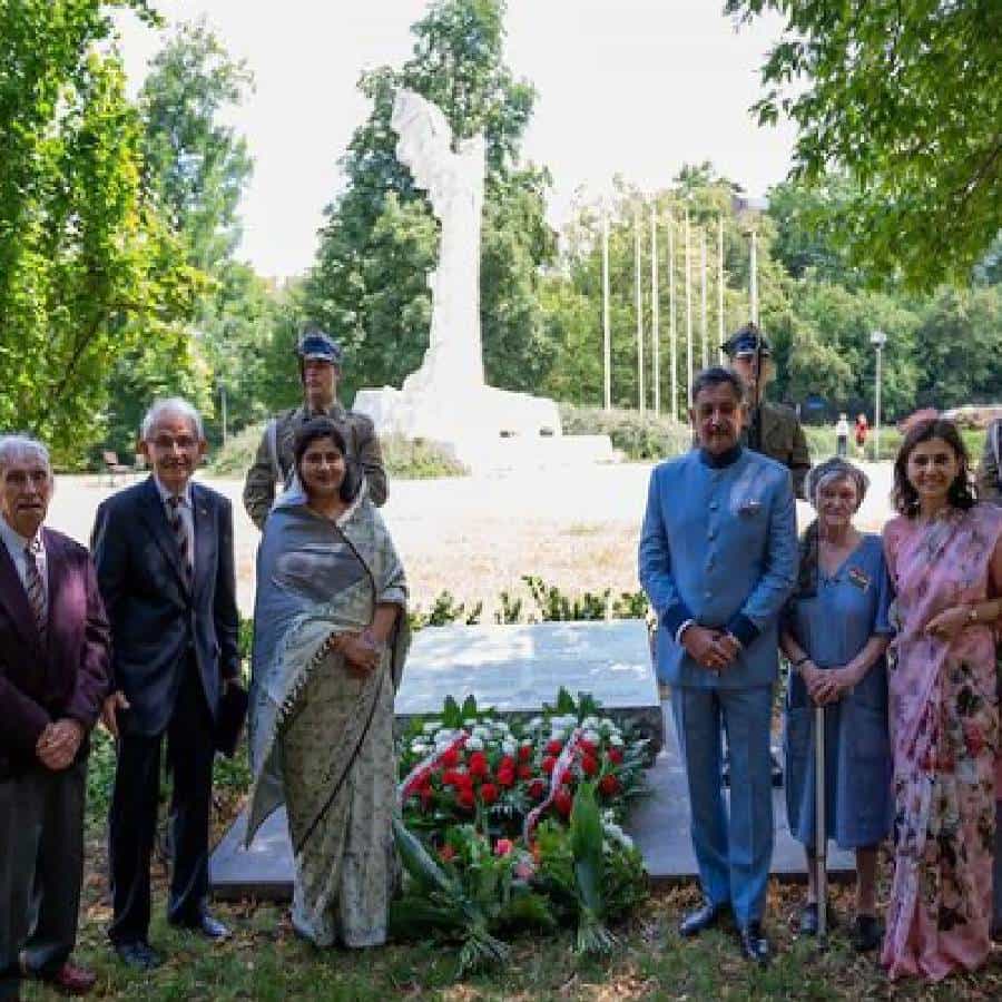 ‘आझादी का अमृत महोत्सव’च्या पार्श्वभूमीवर एका खास कार्यक्रमाचं आयोजन केलं होतं. यानिमित्त माँटे कॅसिनो वॉर मेमोरियल वॉर्सा याठिकाणी संभाजीराजे छत्रपती, संयोगिताराजे छत्रपती यांनी भेट दिली. यावेळी राजघराण्यानं त्याकाळी निर्वासितांना केलेल्या मदतीच्या आठवणी ताज्या झाल्या. पोलंडमधील भारतीय राजदूत नगमा मल्लिक आणि भारतीय दूतावासानं राजेंना या संपूर्ण स्मारकाविषयी माहिती दिली.
