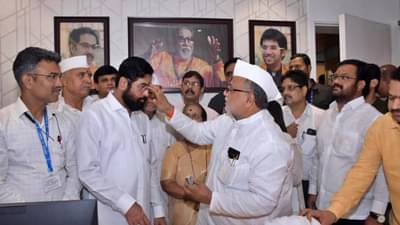 Eknath Shinde : मुख्यमंत्र्यांना ठाकरे सुटेना! एकनाथ शिंदे यांच्या घराच्या भिंतीवर उद्धव आणि आदित्य ठाकरेंचे फोटो