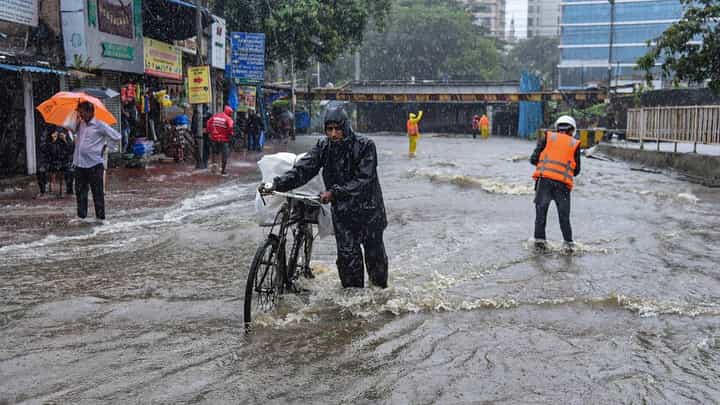 Monsoon update : राज्यात पुढील तीन दिवस अतिवृष्टीचा इशारा Monsoon update : राज्यात पुढील तीन दिवस अतिवृष्टीचा इशारा