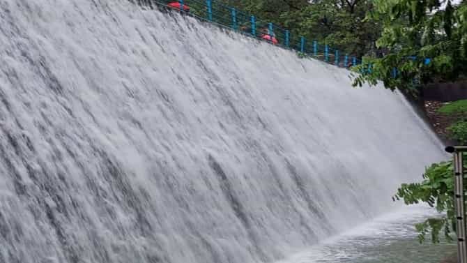 महानगरपालिकेचा पवई तलाव भरुन वाहू लागला; तलावाचे पाणलोट क्षेत्र हे सुमारे 6.61 किलोमीटर; 1890 मध्य बांधकाम