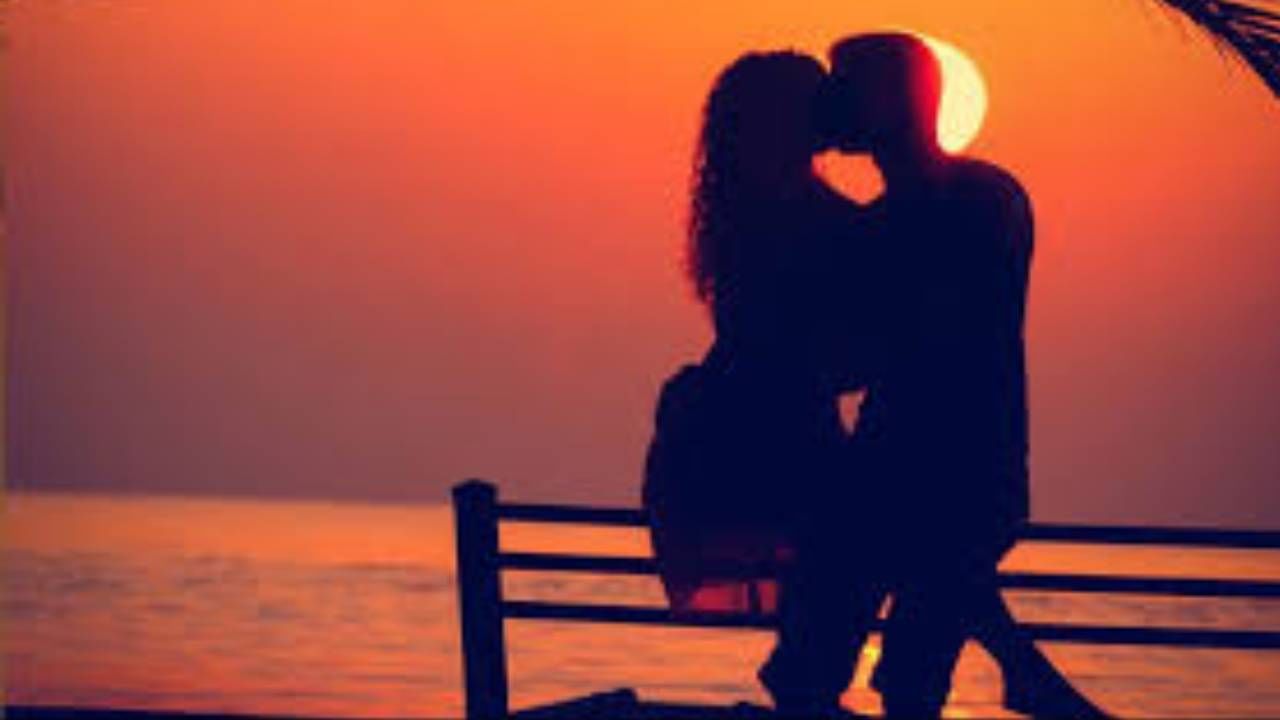 International Kissing Day 2022:…म्हणून किसिंग डे केला जातो साजरा, चुंबन घेणं शरीरासाठी आणि मनासाठी आहे फायदेशीर; जाणून घ्या…