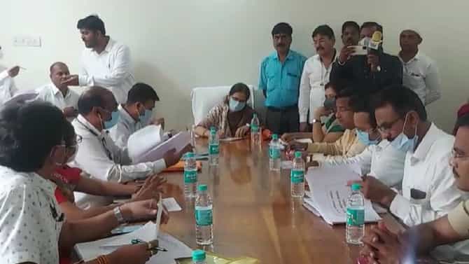 Nashik | केंद्रीय आरोग्य राज्यमंत्री डॉ.भारती पवार यांची मनमाडला आढावा बैठक, कोरोना रूग्णसंख्या आटोक्यात आणण्याच्या दिल्या सूचना!