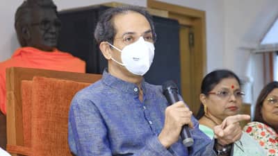 Uddhav Thackeray : आमदार तर आमदार आता खासदारही भाजपच्या बाजूने; उद्धव ठाकरेंनी शिंदे गटाशी जुळवून घेणं का गरजेचं आहे?