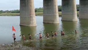 Pandharpur Wari : माऊलीच्या जयघोषात भाविकांनी नीरा नदी पोहत केली पार, शिवछत्रपती पालखी पंढरपूरच्या दिशेनं मार्गस्थ