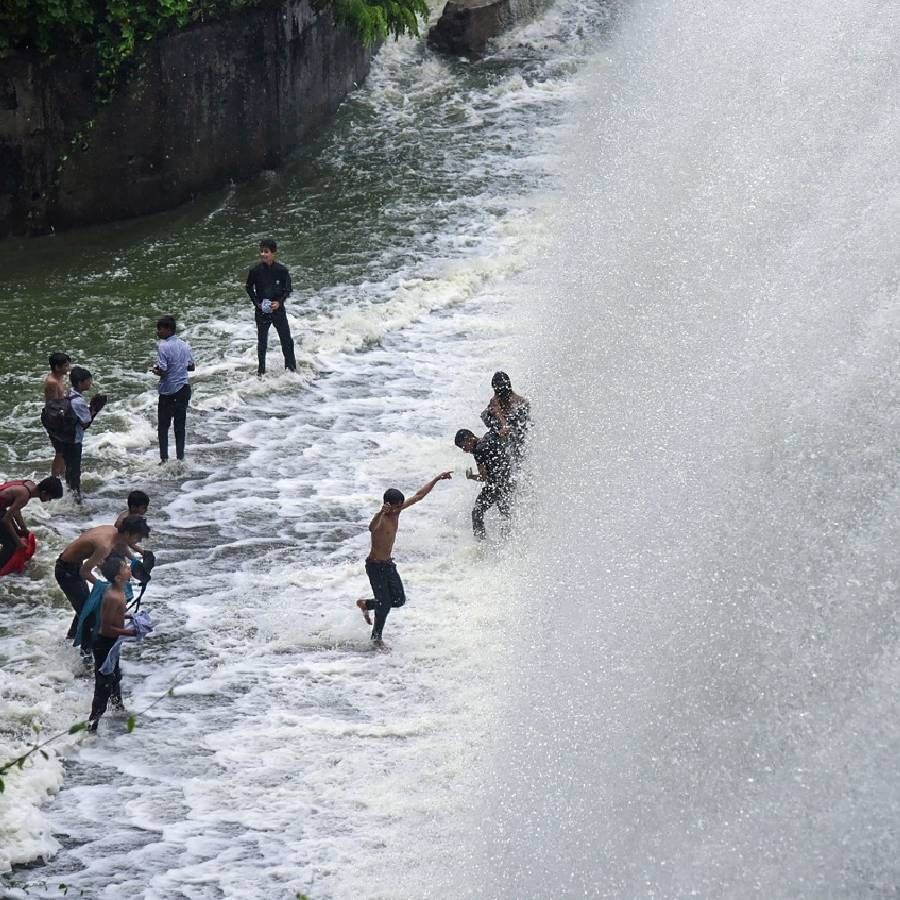 तसेच मुंबईबाहेरील धबधब्यांवरही पर्यटकांची मोठी गर्दी व्हायला सुरूवात झाली आहे.