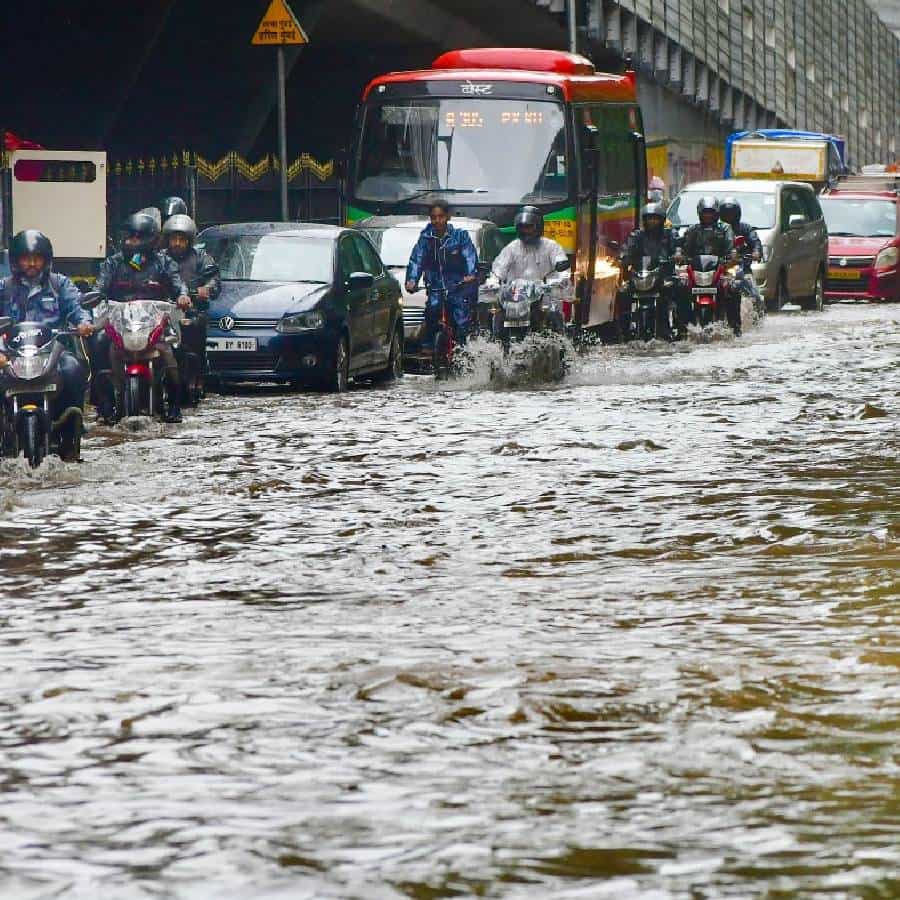 गेल्या काही तासात मुंबईसह महाराष्ट्रातील काही भागात पावसाचा कहर बघायला मिळाला आहे.