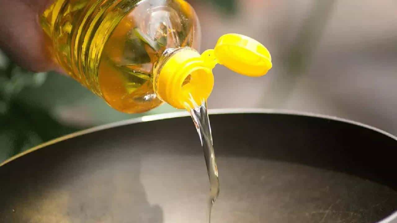 खाद्य तेलाच्या किंमती आणखी होणार स्वस्त; कंपन्याना सरकारचा किंमती कमी करण्याचा आदेश; 12 रुपयांपर्यंत मिळणार दिलासा