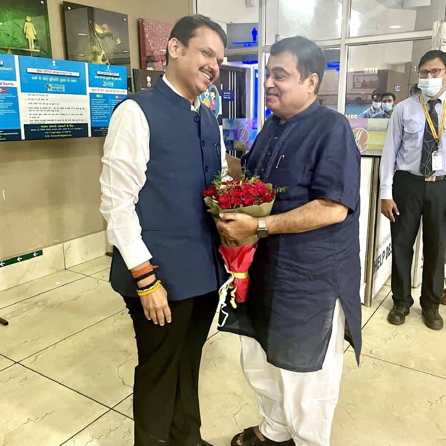 भारतीय जनता पार्टीतील जेष्ठ नेते केंद्रीय मंत्री नितीन गडकरी आणि राज्याचे उपमुख्यमंत्री देवेंद्र फडणवीस यांची बुधवारी नागपूरमध्ये भेट झाली. यावेळी देवेंद्र फडणवीस यांनी अगदी वाकून नितीन गडकरी यांना नमस्कार केला.