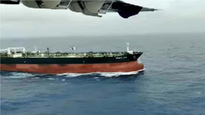 Indian Coast Guard: खवळलेल्या समुद्रात अडकलेल्या जहाजावरील 22 जणांना वाचवले; पोरबंदरच्या समुद्रात थरारक रेस्क्यू ऑपरेशन - पाहा व्हडिओ