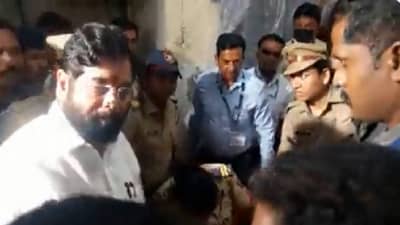 Eknath Shinde: महिला पोलीस पाय घसरून पडताच मुख्यमंत्र्यांनी पुढे सरसावून विचारपूस केली; पोलिसांसाठी नवीन प्लॅन करून त्यावर अंमलबजावणी करणार