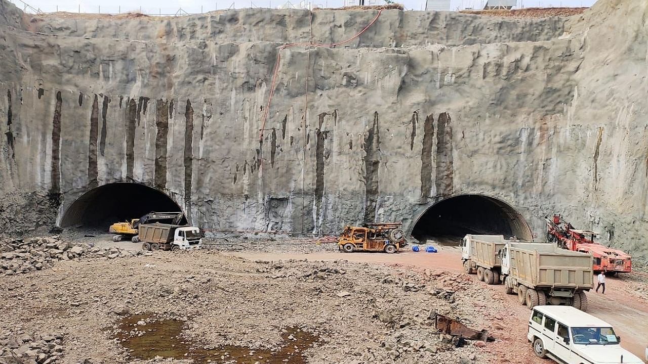 Khambatki Ghat : खंबाटकी घाटातील सहापदरी बोगदा पुढच्यावर्षी पुर्ण होणार Khambatki Ghat : खंबाटकी घाटातील सहापदरी बोगदा पुढच्यावर्षी पुर्ण होणार