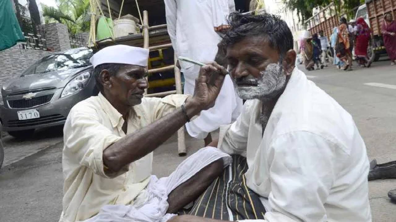 Pandharpur wari 2022: नाभिकांनी केली वारकऱ्यांची मोफत दाढी कटींग, कुर्डूवाडी नाभिक असोसिएशनचा अनोखा उपक्रम