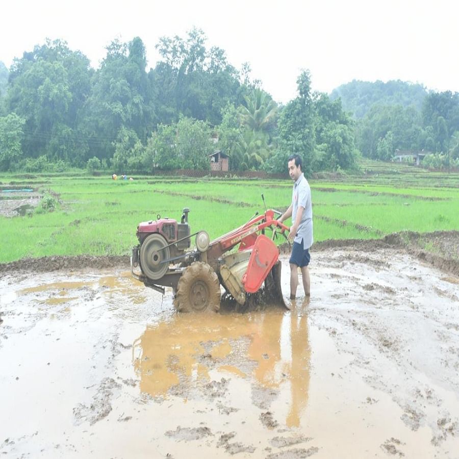 बैल आणि छोट्या ट्रॅक्टरच्या मदतीने शेत लावणी तयार करतात. नितेश राणे यांनी सुध्दा त्यांचं शेत तयार करण्यासाठी टॅक्टरचा वापर केला आहे. त्यांनी स्वत:शेतात टॅक्टर चालविला आहे. पुढचे काही दिवस कोकण भागात मुसळधार पावसाची शक्यता आहे. त्यामुळे हवामान खात्याकडून कोकण भागाला रेड अलर्ट जाहीर करण्यात आलेला आहे. 