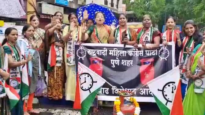 NCP protest : काय ते सिलेंडर, काय ती महागाई आणि काय ते भाजपा सरकार, नॉट ओके म्हणत भर पावसात राष्ट्रवादीचं पुण्यात आंदोलन