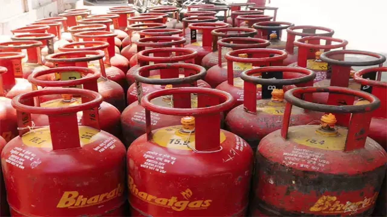 LPG Cylinder Price : खाण्याचे वांदे! घरगुती गॅस सिलिंडर महागले, सबसिडीही गेली; 8 वर्षात अडीच पट भाव वाढले !