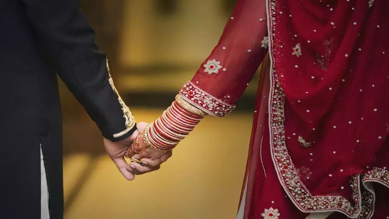 Pakistani woman : पाकिस्तानातील तरुणी नातेवाईकाशी लग्न करण्यासाठी भारतात, वाचा भारतात आल्यानंतर काय म्हणाली