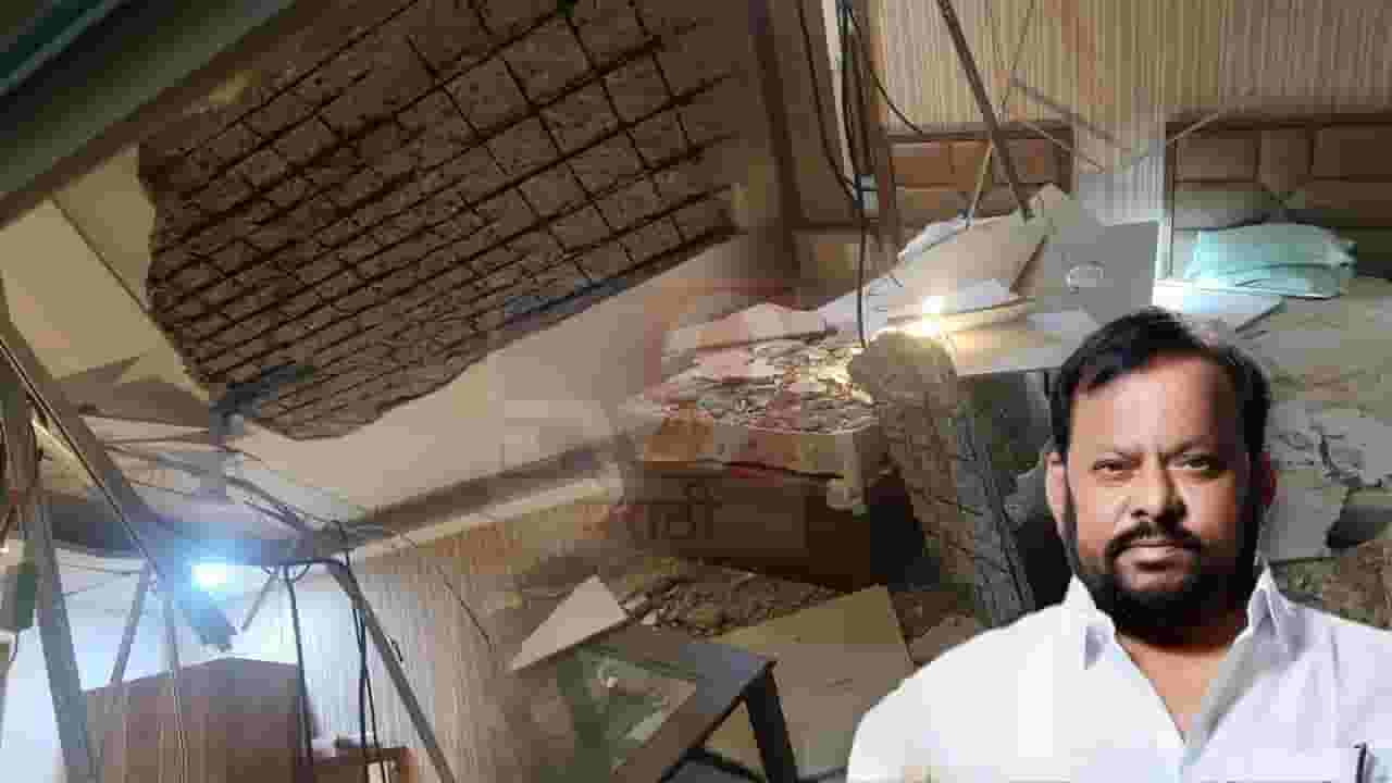 आमदार निवासमधील शाहजीबापुंच्या रुमचं छत कोसळलं आमदार निवासमधील शाहजीबापुंच्या रुमचं छत कोसळलं