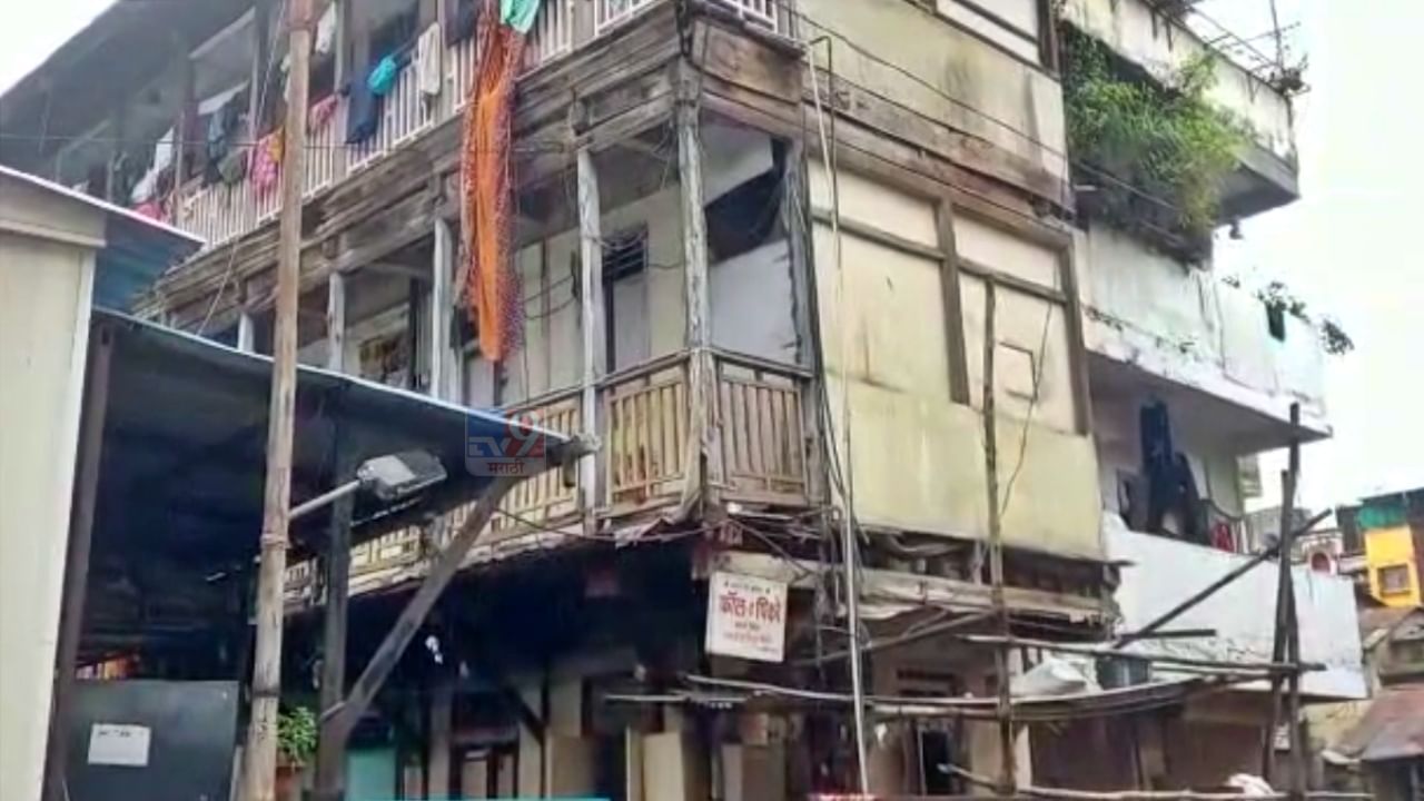 Pune dilapidated wadas : मोडकळीस आलेल्या 450 वाड्यांना पुणे महापालिकेची नोटीस, तर रहिवासी काही वाडे सोडायला तयार नाहीत!