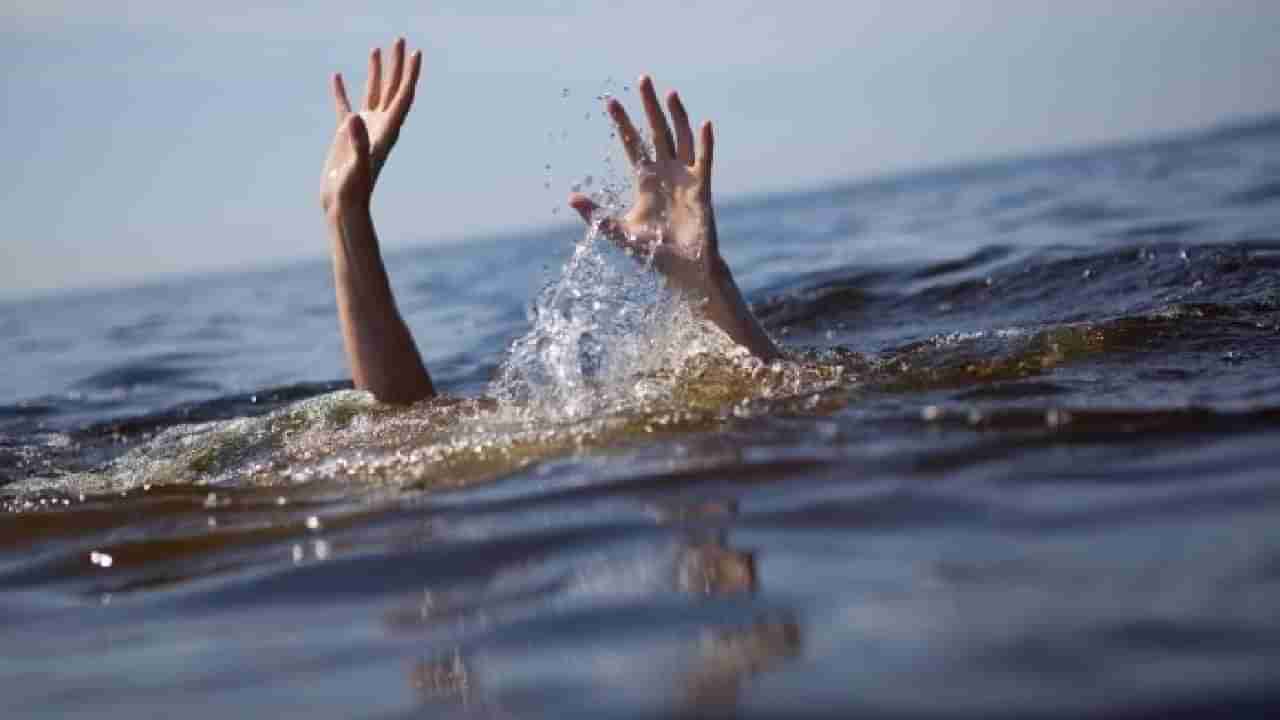 Neral Youth Drowned : नेरळमध्ये उल्हास नदीत तरुण गेला वाहून! तरुण वाहून जातानाचा व्हिडीओ आला समोर