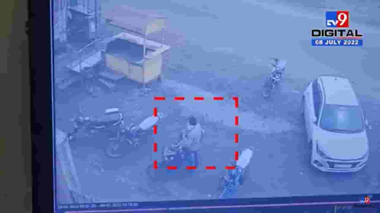 Video : नाशिकच्या निफाडमध्ये दुचाकी चोरीची घटना, सीसीटीव्हीत कैद, पोलिसात तक्रार दाखल