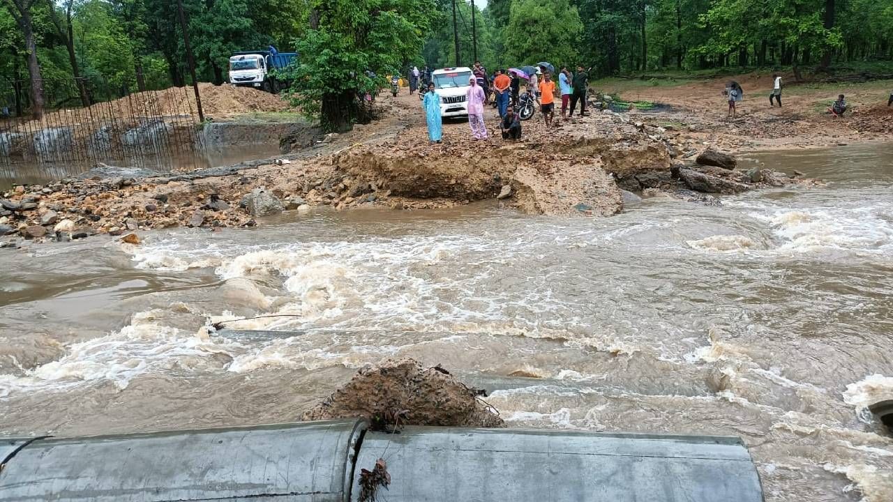 Gadchiroli Rain : गडचिरोलीत पावसाळ्यात रस्ता दुरुस्तीचे काम, पुरात रस्ता गेला वाहून, 35 गावांतील लोकांचा संपर्क तुटला