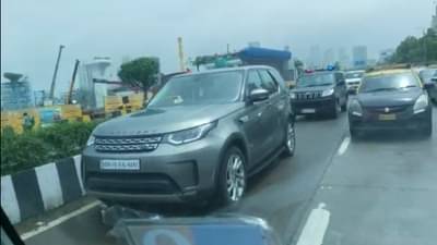 Video : गडकरींचा साधेपणा भावला! बडेजाव न करता वाहतूक नियमांचे पालन करत प्रवास