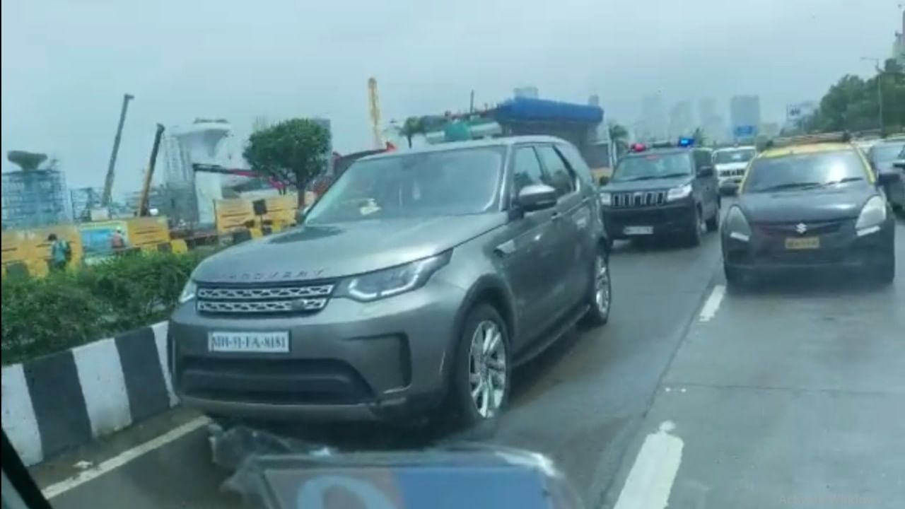 Video : गडकरींचा साधेपणा भावला! बडेजाव न करता वाहतूक नियमांचे पालन करत प्रवास Video : गडकरींचा साधेपणा भावला! बडेजाव न करता वाहतूक नियमांचे पालन करत प्रवास