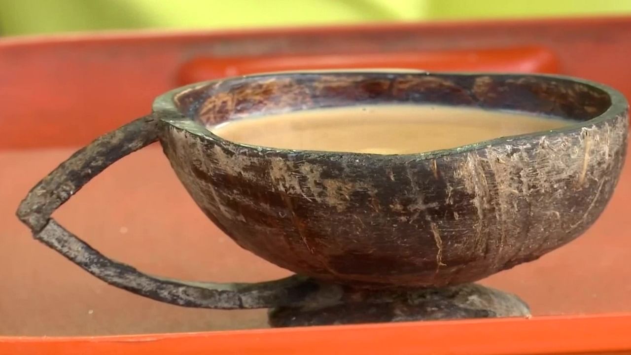 नारळाच्या करवंटीत चहा प्या; चेन्नईच्या चहावाल्याची भन्नाट आयडिया